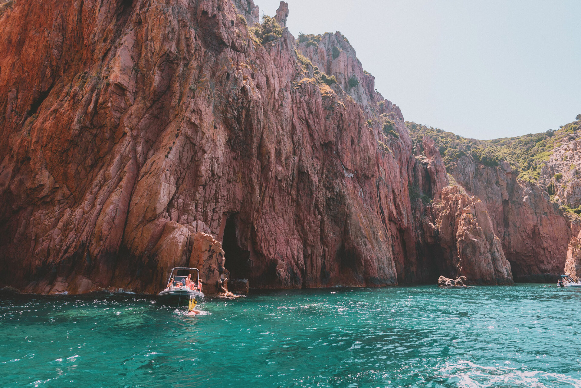 Visiter les calanques de Piana en bateau
