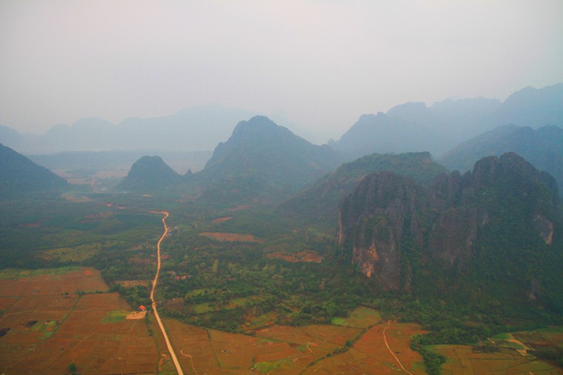 Vue sur les environs de Vang Vieng en montgolfière.