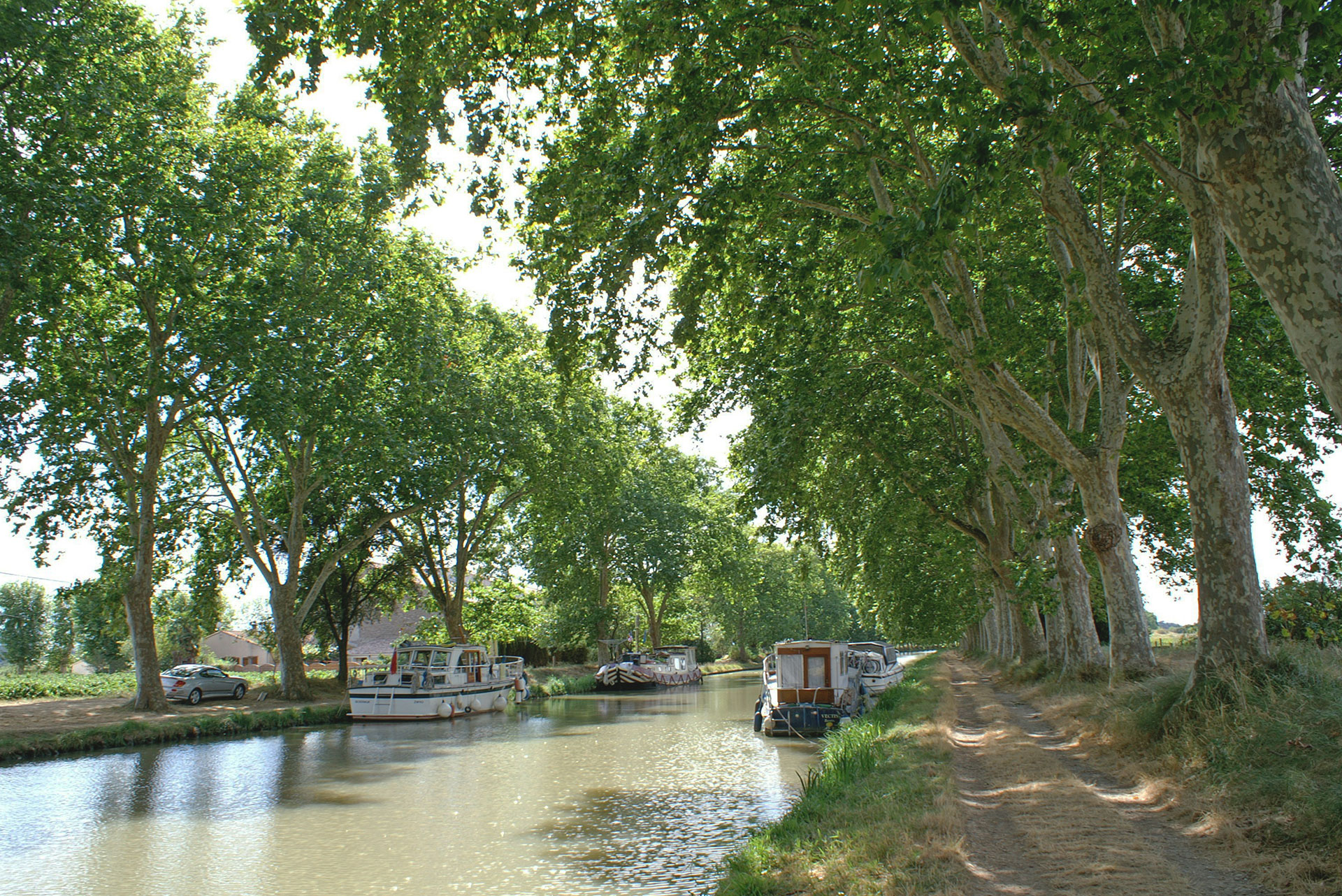 Le canal du midi dans le sud de la France