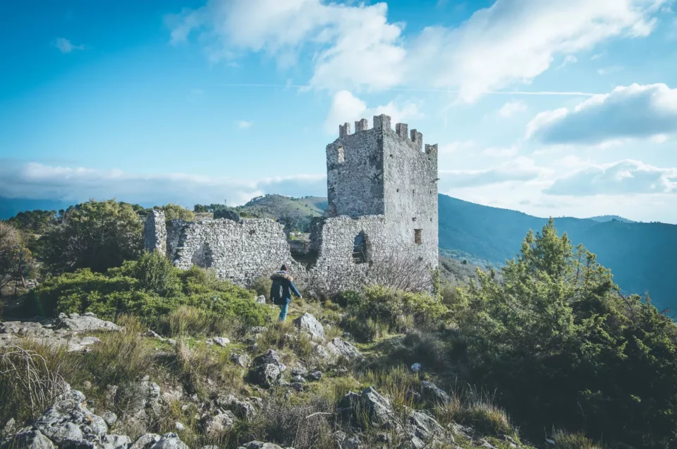 Une randonnée épique au milieu des ruines de l&rsquo;ancien village médiéval de Châteauneuf-Villevieille
